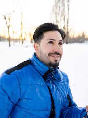 Kış gününde gülümseyen yakışıklı adam.