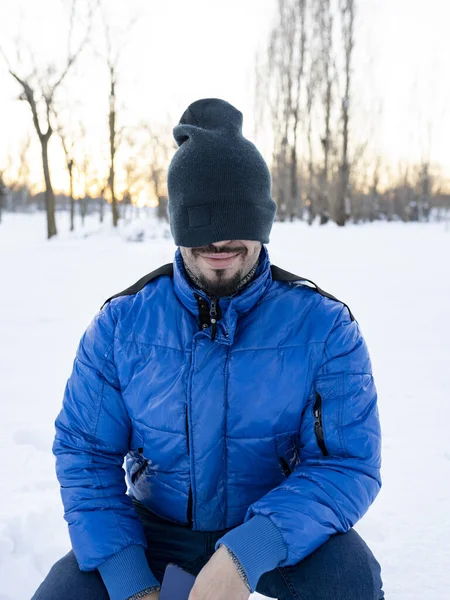 Hombre Con Sombrero Cubriendo Ojos Bromista Fondo Nevado Nieve — Foto de Stock