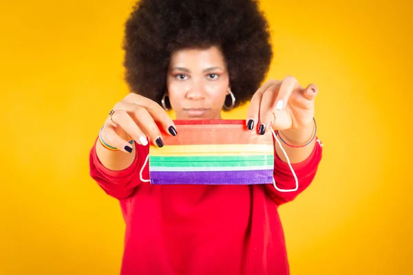 Mixta Afro Mujer Ropa Casual Bandera Orgullo Gay Máscara Médica — Foto de Stock
