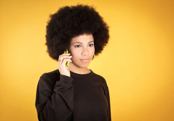 Mujer Afro Mixta Ropa Casual Usando Fondo Amarillo Smartphone Espacio — Foto de Stock