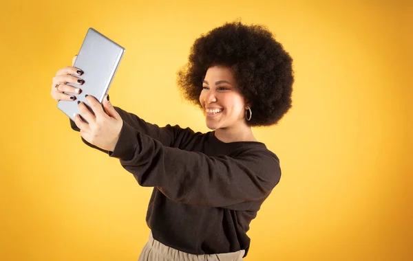 Mujer Cabello Afro Mixto Ropa Casual Feliz Hace Selfie Con —  Fotos de Stock