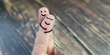 Yüzü ve ağzı olan parmaklar sarılmalar, sevgililer günü konsepti