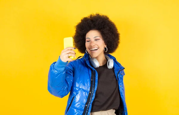 Mujer Hablando Con Teléfono Inteligente Feliz Sonrisa Ropa Urbana Auriculares — Foto de Stock
