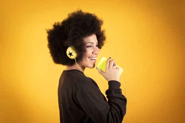 Retrato Fotográfico Una Niña Piel Negra Con Auriculares Cantando Para —  Fotos de Stock