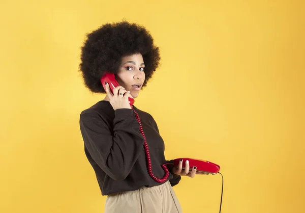 Una Mujer Negra Alegre Con Una Sonrisa Juguetona Escucha Una — Foto de Stock