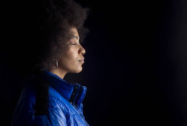 Karışık afro kadın, koyu arkaplanda poz veriyor, şehir kıyafetleri, hip hop, müzik, stüdyo, kayıt,