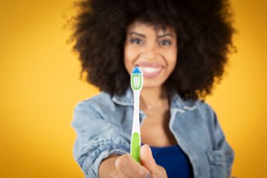 Diş fırçası, odaklı olmayan kadın, diş fırçası, diş macunu, dişçi, sarı arka plan.