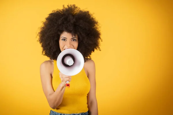 Megafonlu, karışık Afro-Amerikan, büyüleyici dalgalı saçlı, özgür ve Afrikalı kadın hakları için savaşan bir kadın.