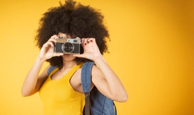 Güzel bir Afro-Amerikalı kadının portresi. Selfie konsepti.
