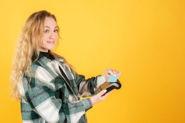 İnternetten kredi kartı alışverişi yapan kadın.