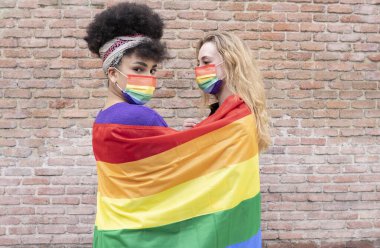 İki çok ırklı kadın, lgbt bayrağının içinde.