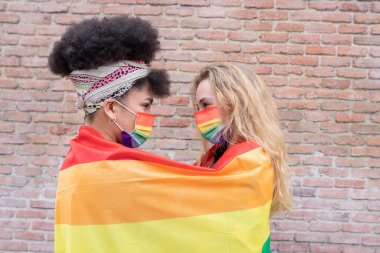 Gurur geçidinde eğlenen çok ırklı eşcinseller - Igbt ve homoseksüel ya da transseksüel aşk kavramı