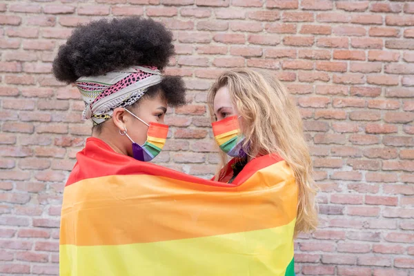 Gurur geçidinde eğlenen çok ırklı eşcinseller - Igbt ve homoseksüel ya da transseksüel aşk kavramı