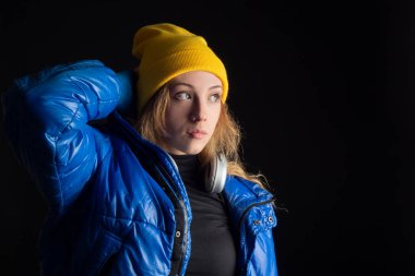 Kulaklıkları koyu renk olan mutlu şehir genci.