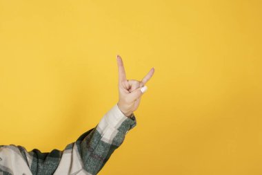 Kadın eli rock 'n roll kornası yapıyor.