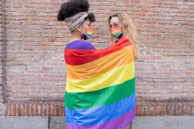 İki çok ırklı kadın arasındaki aşk, Igbt kavramı.