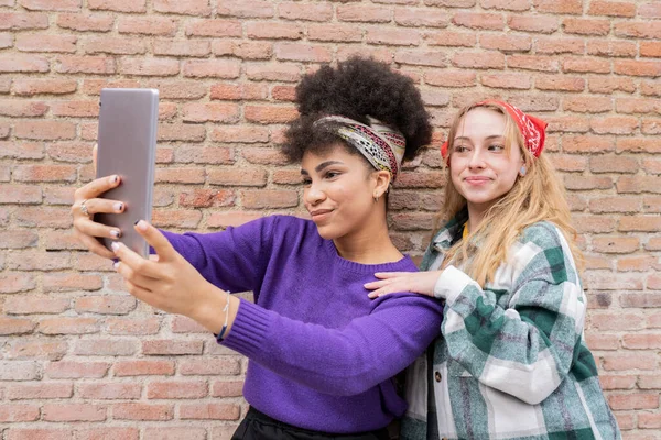 Duas Mulheres Bonitas Raças Diferentes Tomando Selfie — Fotografia de Stock