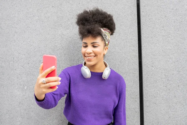 Jovem Mulher Bonita Raça Mista Afro Tirando Fotos Com Smartphone — Fotografia de Stock