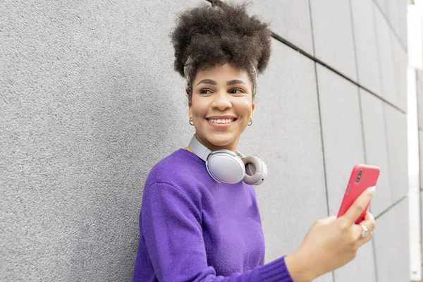 Mujer Bonita Joven Raza Mixta Afro Calle Con Auriculares Teléfono — Foto de Stock