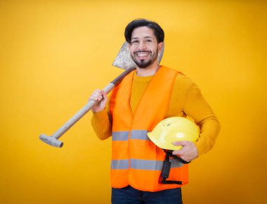 Mutlu adam kask takıyor çünkü sarı arka planda çalışıyor.