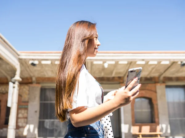 Mujer Coreana Caminando Con Móvil —  Fotos de Stock