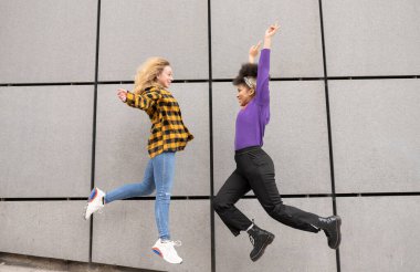 İki mutlu ve enerjik arkadaş atlıyor.