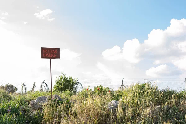 sign with lettering that says, no littering, in spanish