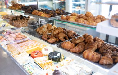 Kırsal bir dükkanda yemek kileri.