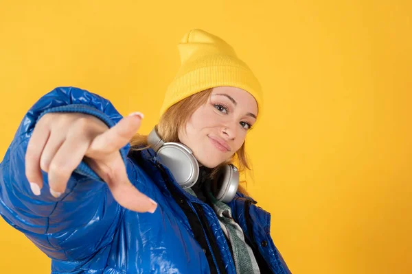 Rapper Vrouw Met Hoofdtelefoon Gele Achtergrond — Stockfoto