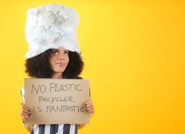 プラスチックごみゼロのコンセプトの女性 彼女の頭の上にビニール袋の女性 — ストック写真