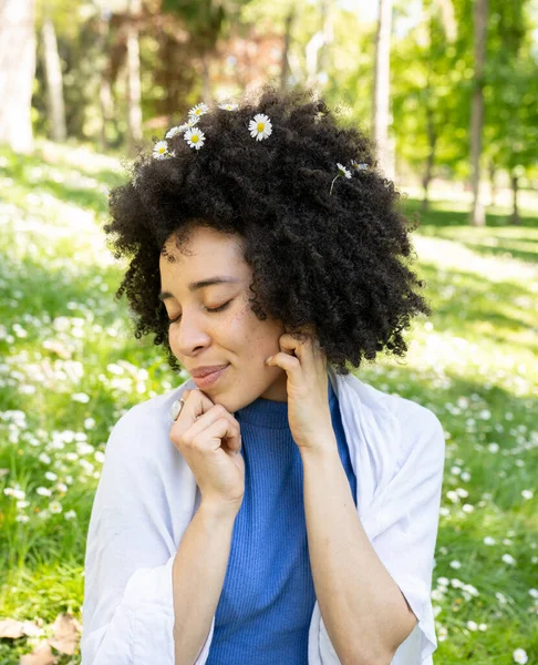 Όμορφη Μικτή Αφρο Γυναίκα Λουλούδια Στα Μαλλιά Της Στο Πάρκο — Φωτογραφία Αρχείου