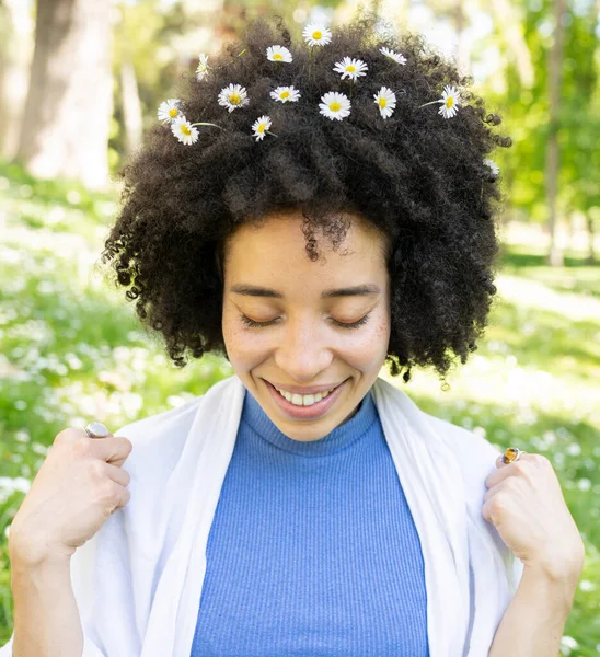 Όμορφη Afro Γυναίκα Λουλούδια Στο Πάρκο — Φωτογραφία Αρχείου
