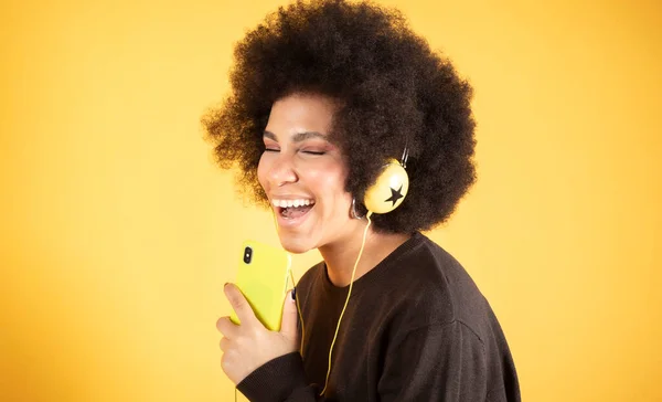 Mujer Con Teléfono Las Manos Auriculares Cantando —  Fotos de Stock