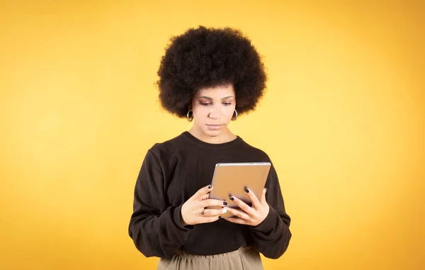 Mulher Afro Com Comprimido Nas Mãos Sobre Fundo Amarelo — Fotografia de Stock