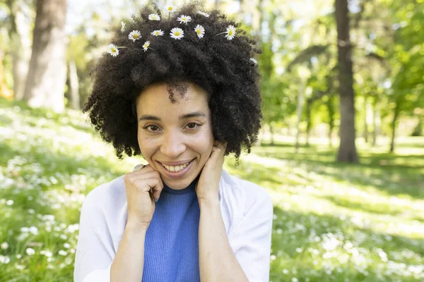 Mulher Afro Mista Com Margaridas Conceito Primavera Parque Com Flores — Fotografia de Stock