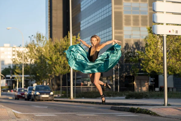 Bailarina Ballet Saltando Ciudad — Foto de Stock