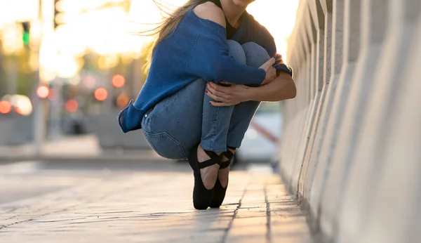 Schöne Mädchen Führt Stunts Tänzer Lässiger Kleidung Auf Der Straße — Stockfoto