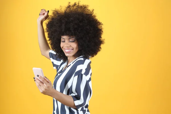 Afro Mulher Com Smartphone Dançando Fundo Amarelo — Fotografia de Stock