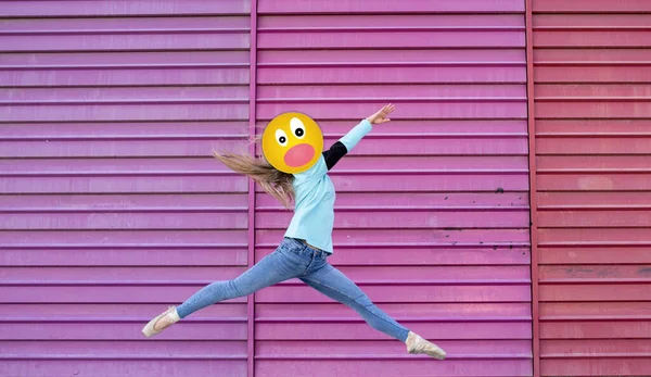 Bonita Mujer Bailarina Saltando Con Sonriente Emoji Cara — Foto de Stock