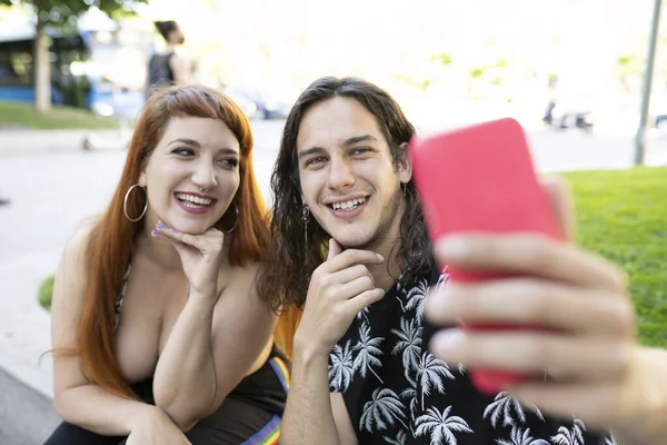 Paar Man Vrouw Nemen Van Een Selfie Straat — Stockfoto