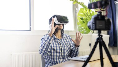 Ofisindeki sanal gerçeklik gözlüklü kadın.