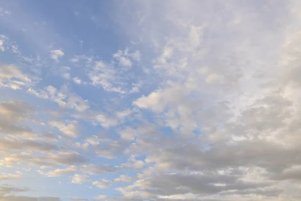 Himmel Mit Kleinen Wolken Bei Sonnenuntergang — Stockfoto