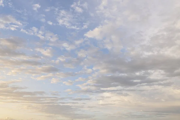 Schöne Schönheit Des Dunkelorangen Himmels Und Der Wolken Bei Sonnenuntergang — Stockfoto