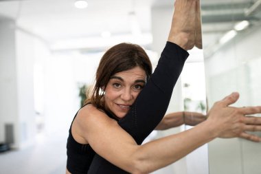 Yaşlı kadın yoga yapıyor. Sağlıklı ve yoga kavramı