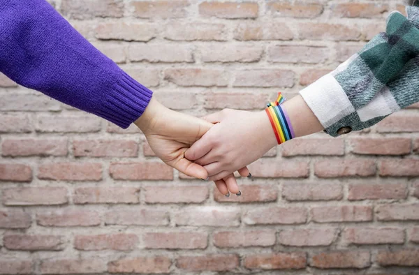 Ruce Dvou Žen Duhovou Páskou Gay Hrdosti — Stock fotografie