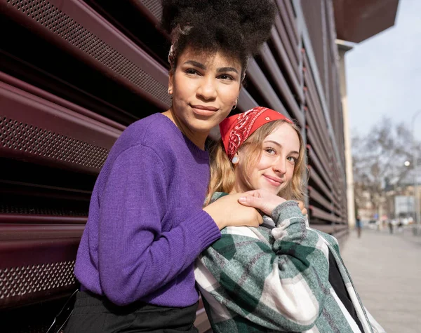 Две Красивые Женщины Которые Являются Подругами Представителями Разных Рас — стоковое фото
