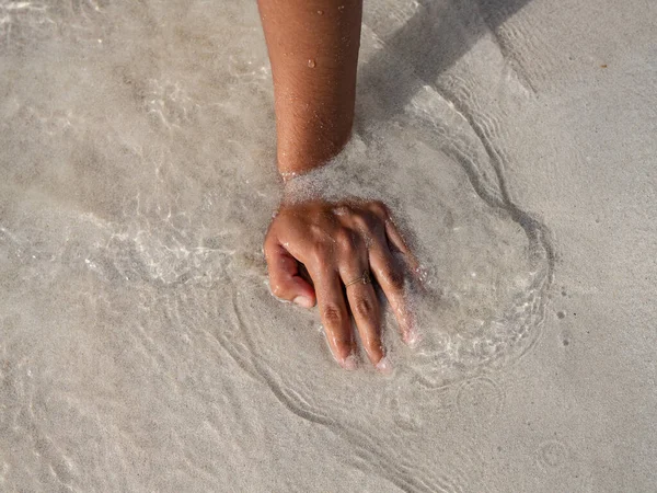 Mão Mulher Areia Praia Conceito Verão — Fotografia de Stock