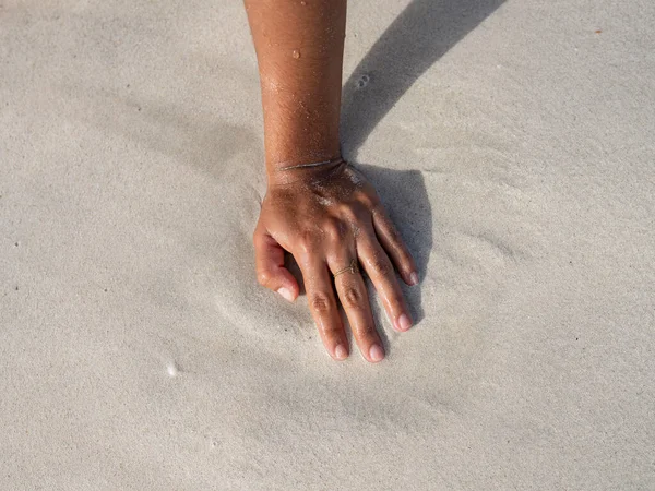Mão Mulher Areia Praia Conceito Verão — Fotografia de Stock