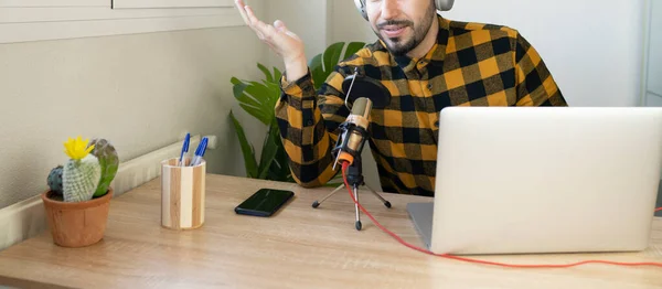Medio Cuerpo Hombre Sentado Una Oficina Hablando Micrófono — Foto de Stock