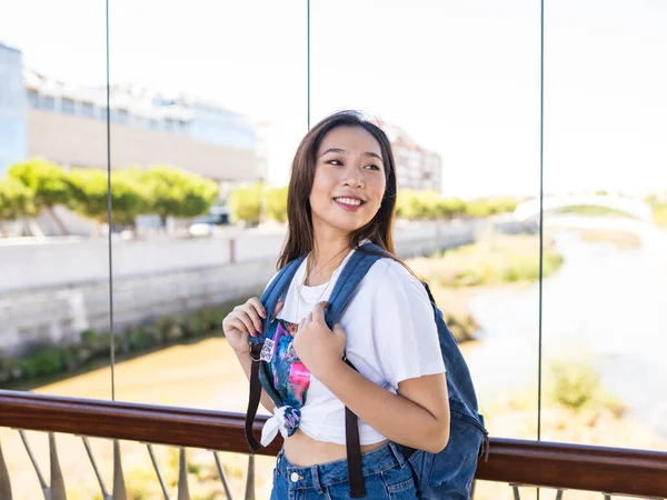 Japonês Caminhante Mulher Caminha Com Sua Mochila Uma Ponte Dia — Fotografia de Stock